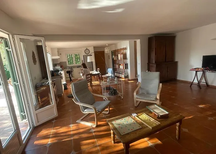 Rez De Jardin De Villa Avec Terrain Et Piscine
